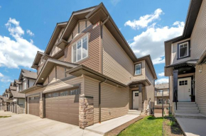 Modern comfort in Laurel Edmonton 3 BR 2 & Half BTHR Full Kitchen 2 King Beds 1 Queen BED Double Car attached garage